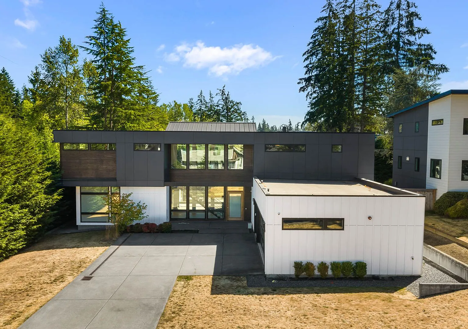 Luxury Bellevue Retreat with 6 Bedrooms, Chef's Kitchen & Private Deck — Photo 3