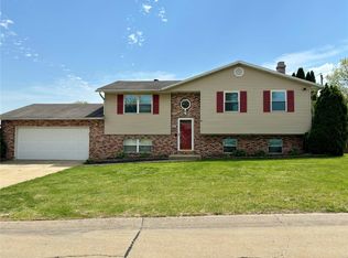 401 Chelsea Ct, Godfrey, IL 62035
