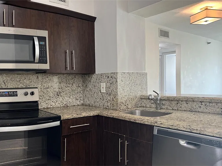501 SW 1st St #7 — Photo 10