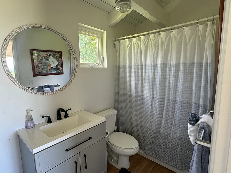 Shared bathroom 2 in Beach Cottage