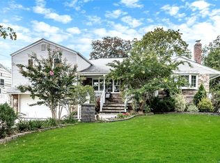6 Greentree Cir, Westbury, NY 11590