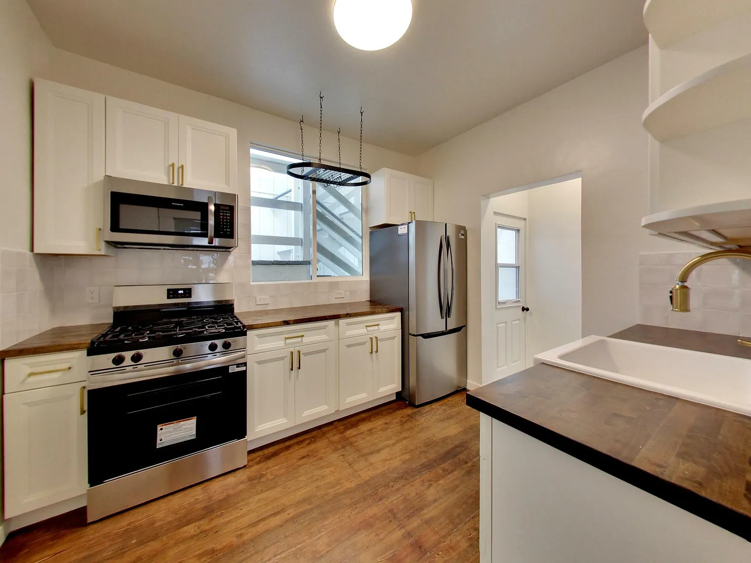 2 bed, 1.5 bath, 955 sqft, $7,295 — Photo 2