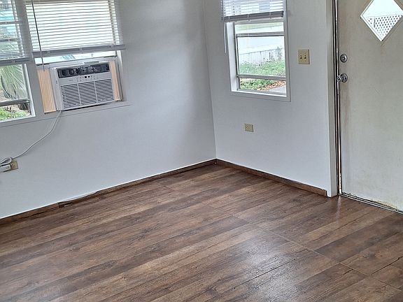 2nd image of 2 Oleander Cir