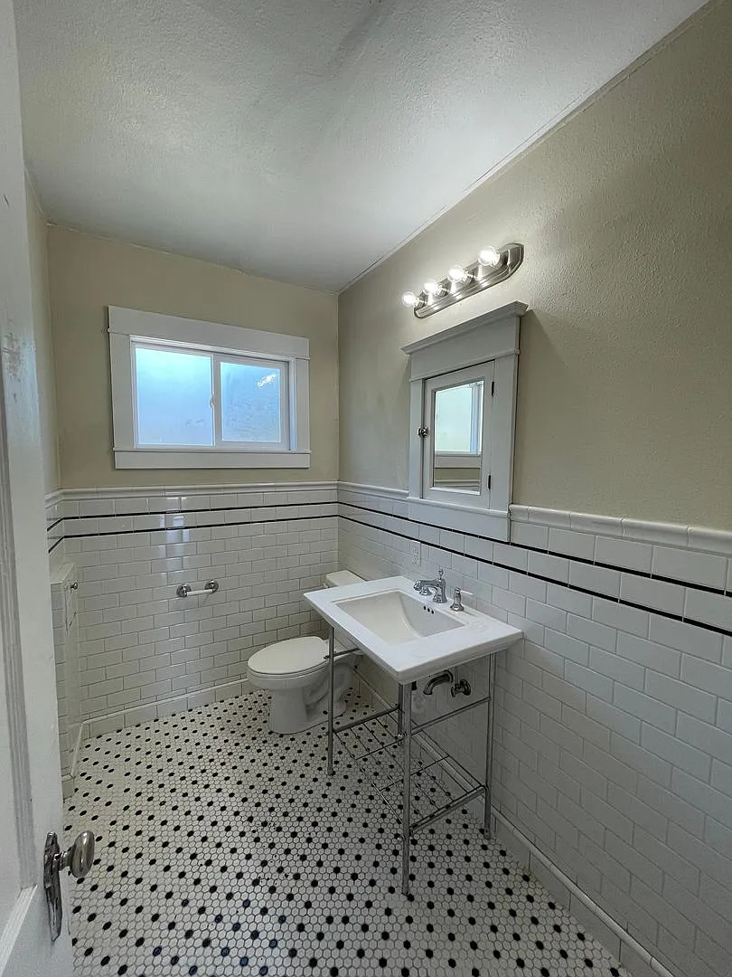 Charming 3bdrm, 1 bath house with fenced yard and basement less than 2 miles from Oregon Tech and... — Photo 2