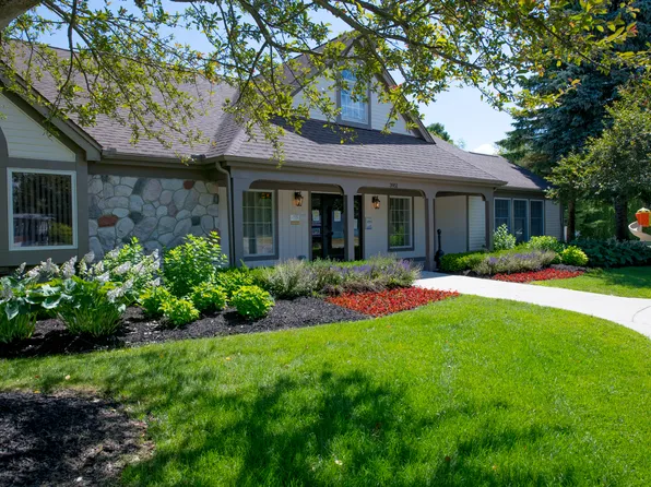 3951 Bentwood Cir W, White Lake, MI 48383