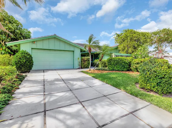 696 Lakewoode Circle E, Delray Beach, FL 33445