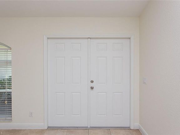 4th image of 819 Diplomat Pkwy E