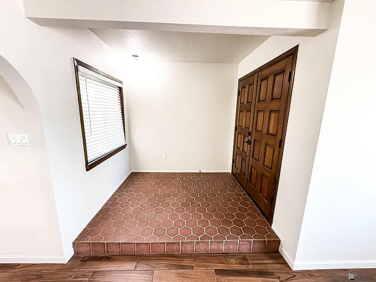 2028 S 6th Ave — Photo 8