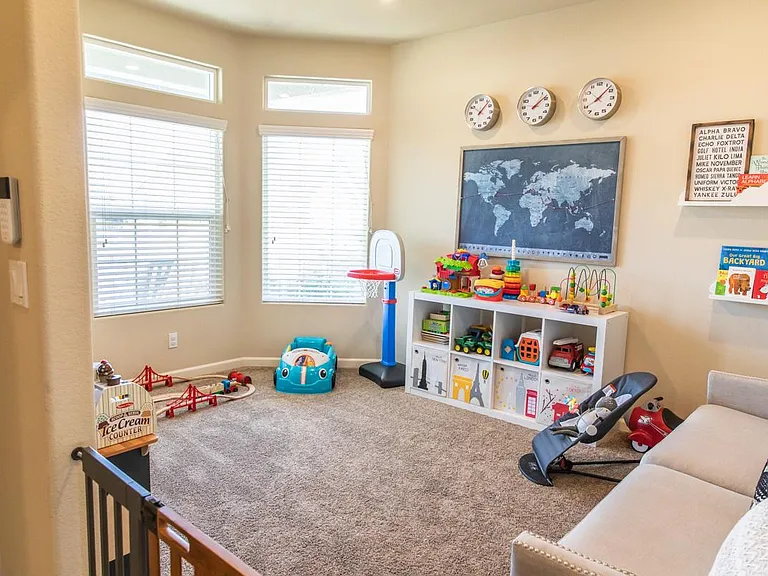 2327 W Queens Way — Photo 5