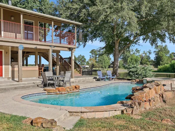 140 Elm Dr, Onalaska, TX 77360