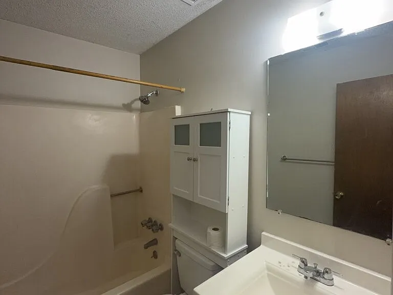 902 Laurel Ln — Photo 14