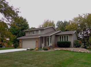 5550 Pin Oak Cir, Sheffield Village, OH