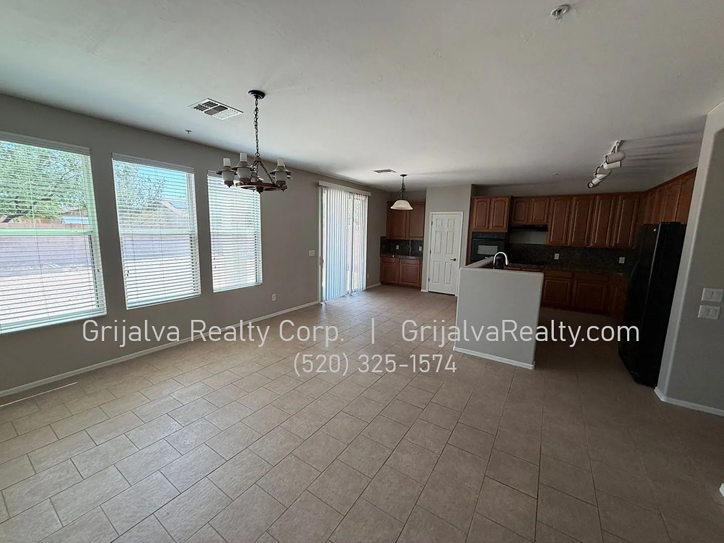 5 Bedroom, 3.5 Bath Home With Huge Rooms! * Move-In Special * (Valencia/Swan) — Photo 4