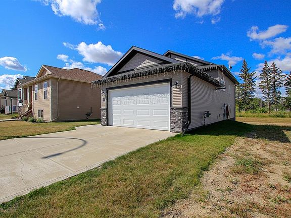 2nd image of 30 E Henderson Cres