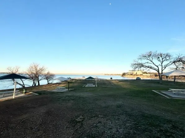 Lakeside Bungalow 2