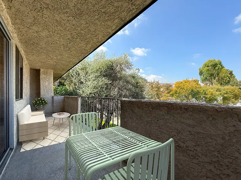 Villa Tarzana Apartment Homes — Photo 9