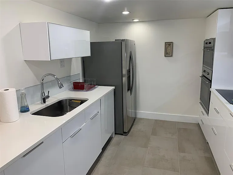 1000 Parkview Dr #319 — Photo 4