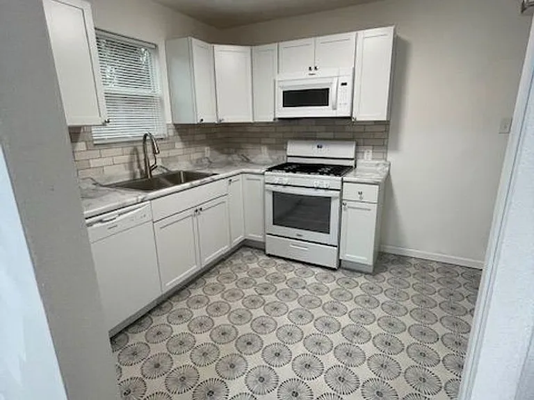 10021 Saint Clair Ave — Photo 5