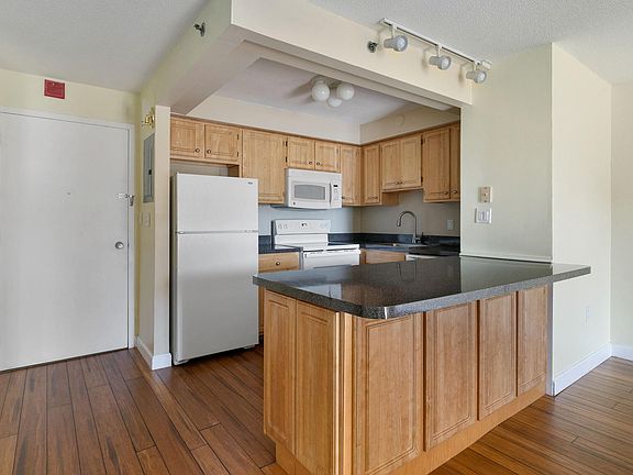 4th image of 1025 Hancock St Unit 3G
