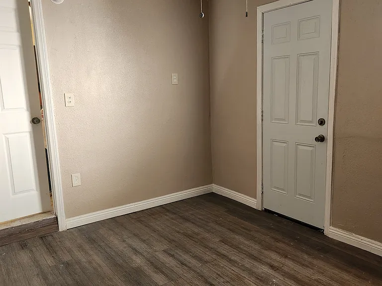 1470 Murchison St — Photo 5