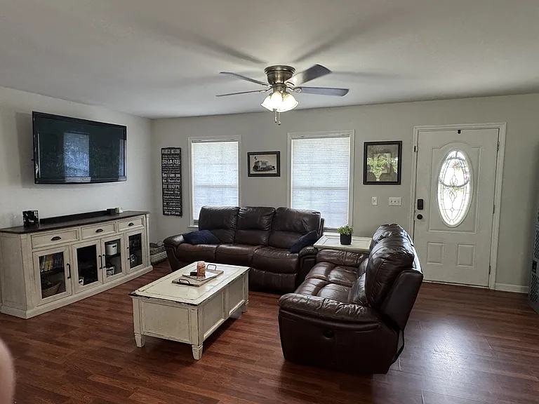 105 Larkins Dr — Photo 4