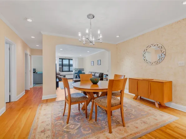 1 Town House Place #3P, Great Neck, NY 11021