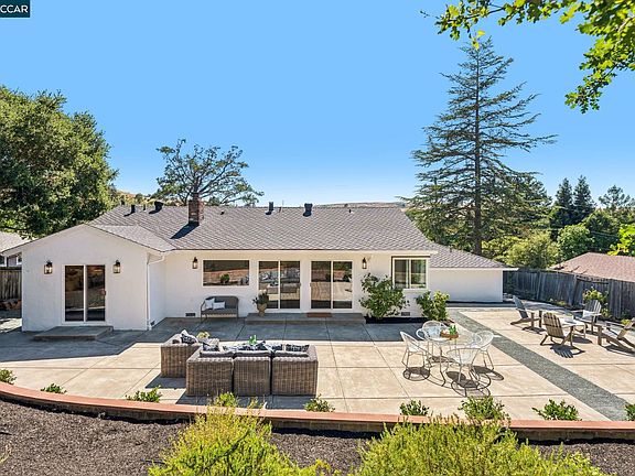2nd image of 414 Castello Rd