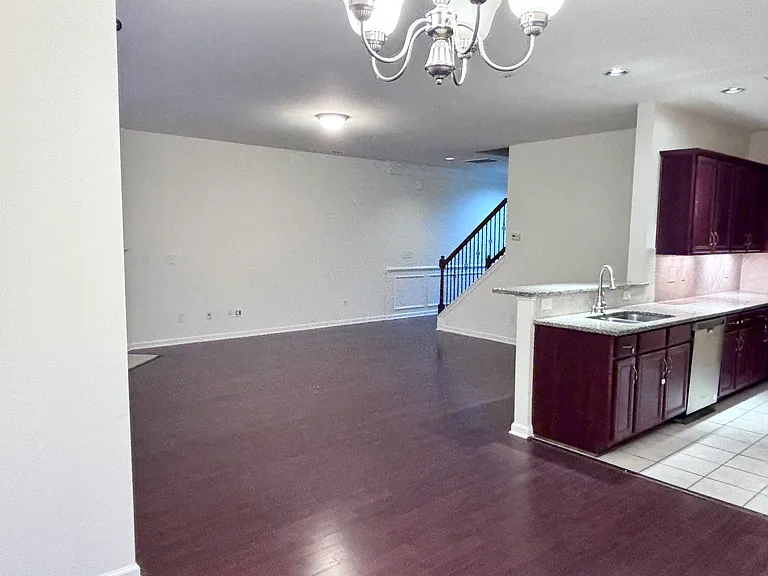 535 Whitworth Ln — Photo 2