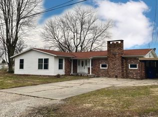 712 W 8th St, Flora, IL 62839