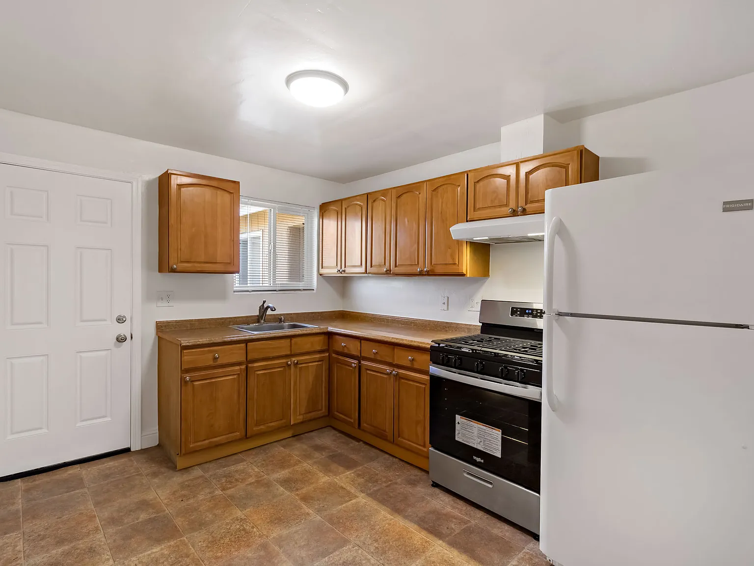 2 bed, 640 sqft, $1,825 — Photo 4