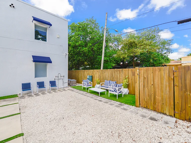 165 NW 39th St #7 — Photo 18