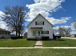 321 Main St, Center Point, IA 52213