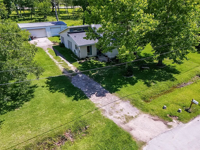 1208 Weyer St — Photo 2