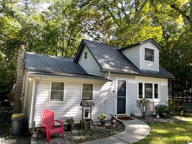 1st image of 10 Pochuck Dr
