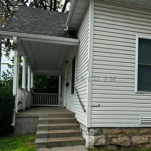 809 W Division St — Photo 2
