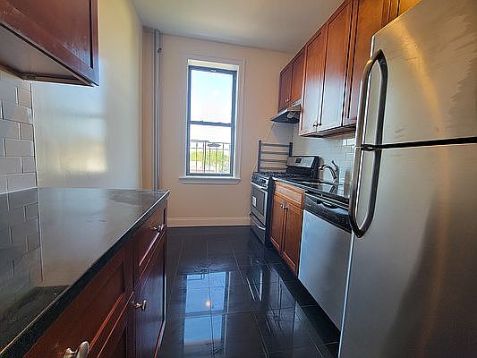 4th image of 3401 Parsons Blvd #4