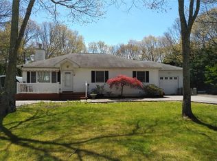6 Tramposh Ln, Hampton Bays, NY 11946