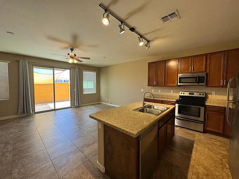 1147 E Cedar St — Photo 4