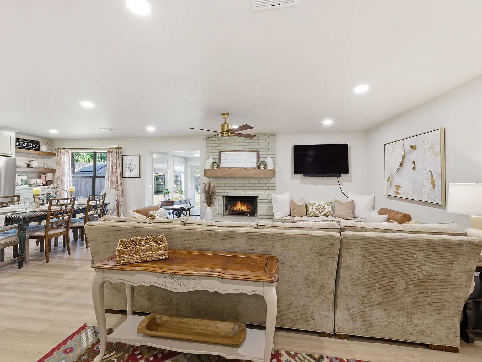 3 bed, 1600 sqft, $4,200 — Photo 2