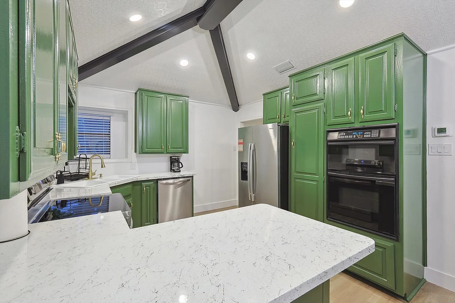5 bed, 2.0 bath, 2271 sqft, $7,724 — Photo 4