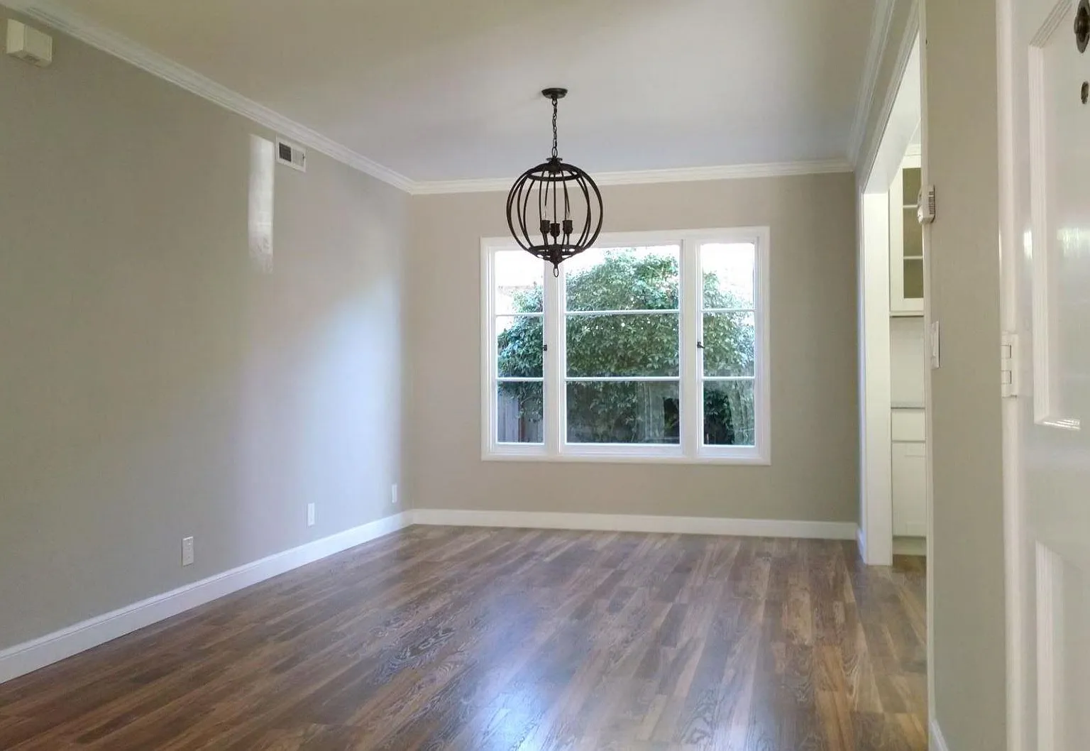 3 bed, 1270 sqft, $5,985 — Photo 2
