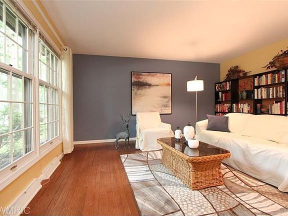 2nd image of 3162 Colchester Dr SE