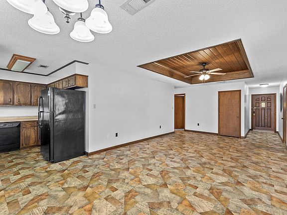 3rd image of 423 Louis Dr