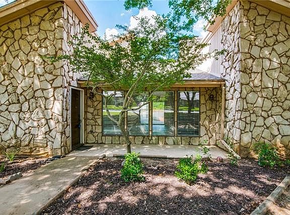 3rd image of 2140 Pembrooke Pl