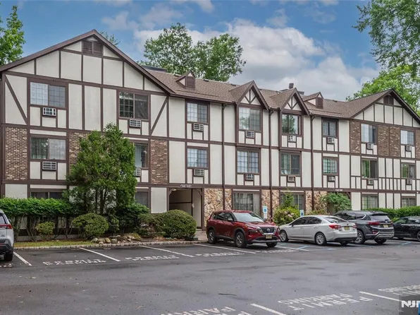 1406 Faulkner Ct, Mahwah, NJ 07430