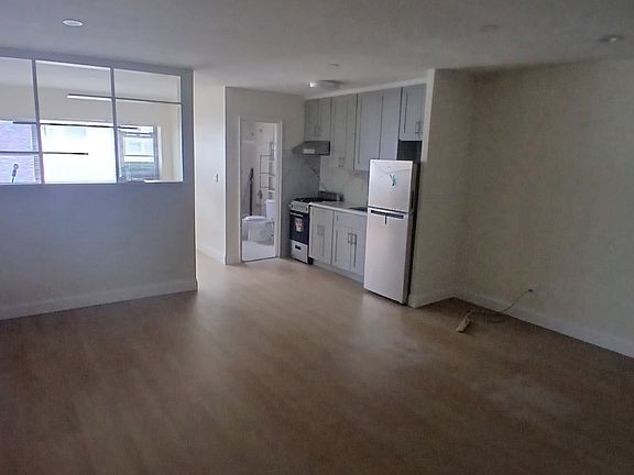 4th image of 685 Conklin St APT 4A