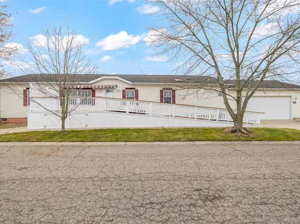 4966 Venice Cir, Northville, MI 48167