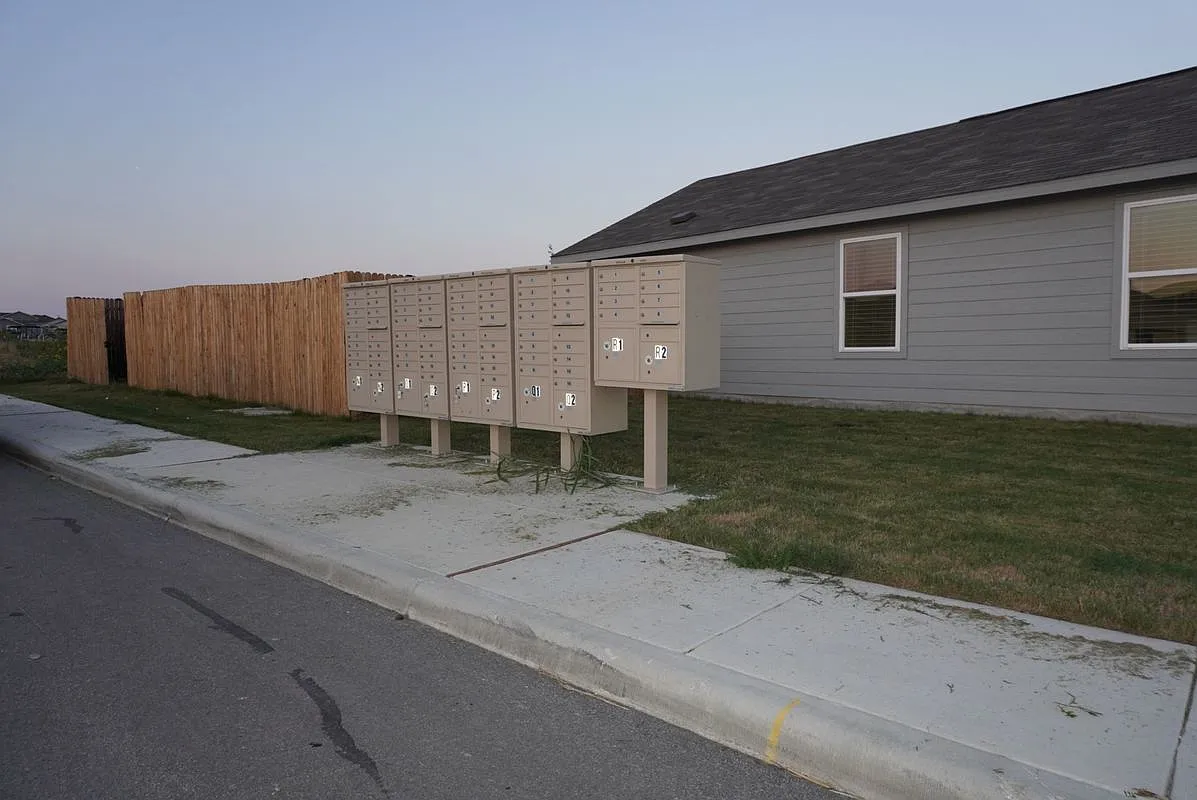 3 bed, 2.0 bath, 1450 sqft, $1,500 — Photo 3