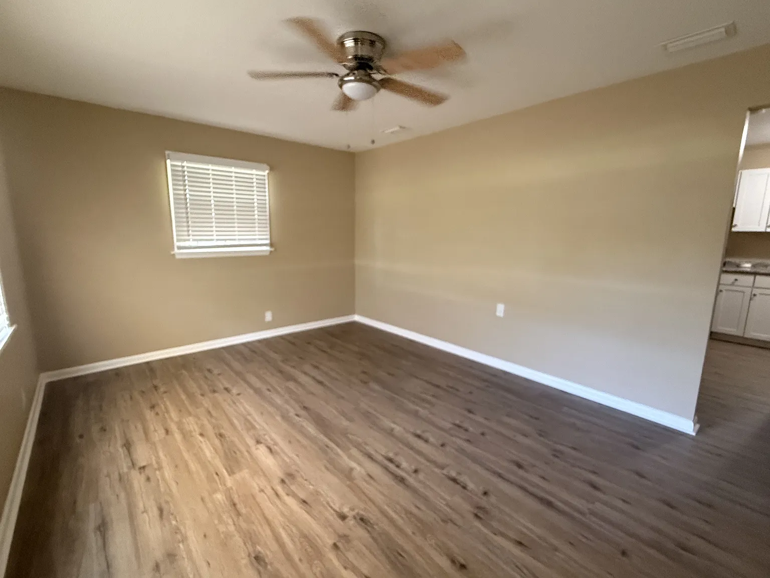 3 bed, 960 sqft, $1,400 — Photo 2