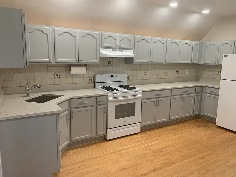 1940 W Eddy St #3 — Photo 2
